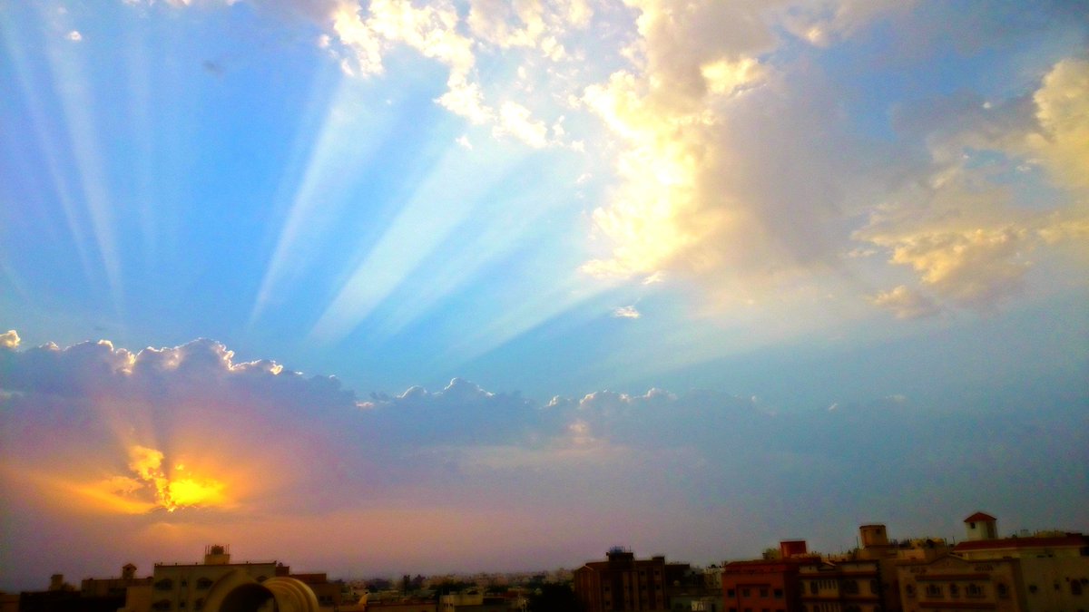 قالوا:  تَذَكَّرْتَ سَلْمى غِبَّ جَنَّتِها.. فَقُلْتُ:  سَلْمى مَعي ما دامَتِ الدُّنْيا
حَمَلْتُها العُمْرَ، وَهْيَ العُمْرَ حامِلَتي.. سَلْمى الحَقيقَةُ لا وَهْمٌ بِنا يَحْيا
وَلا تَعِيبُ خَفاءً حَيْثُ عَدْوَتُها.. مِنْ مَسْرَحِ الرُّؤْيَةِ الوَضْحا إِلى الرُّؤْيا