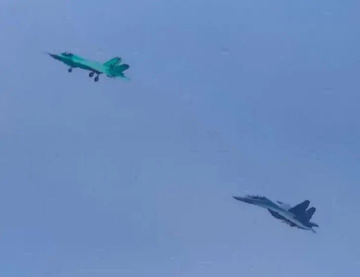ZIYOUGUANGXI123's tweet photo. F-35惊现中国领空，中国苏式战斗机慌忙驱逐 https://t.co/uEcN8SPbyB