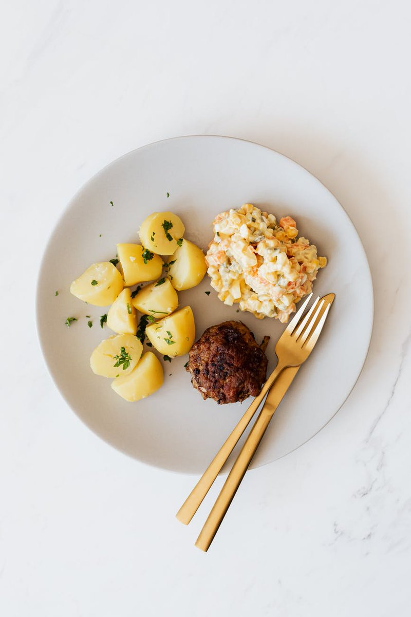 Study shows #Nutrient-rich potatoes can be part of a #healthydiet for adolescent girls. Moderate intake of potatoes during the 'tween' (9-11) age provides a high source of minerals (K, Mg), #dietaryfiber, &amp; #VitB6.
#FoodChemistryCongress
Check the details: t.ly/80gy