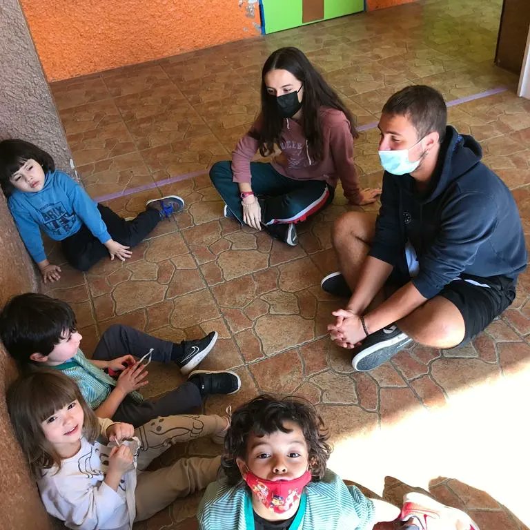 FEPSantRamon's tweet photo. Aquesta setmana ha tornat, i i ho trobavem a faltar, iles sessions dAPS que es fan dins la matèria de religió a 4t D'ESO. Unes sessions mensuals amb activitats amb els més petits de la casa i amb els avis i àvies del barri a través del projecte #radars #SRNDAC #aprendreambsentit https://t.co/O7eYdGKSv2