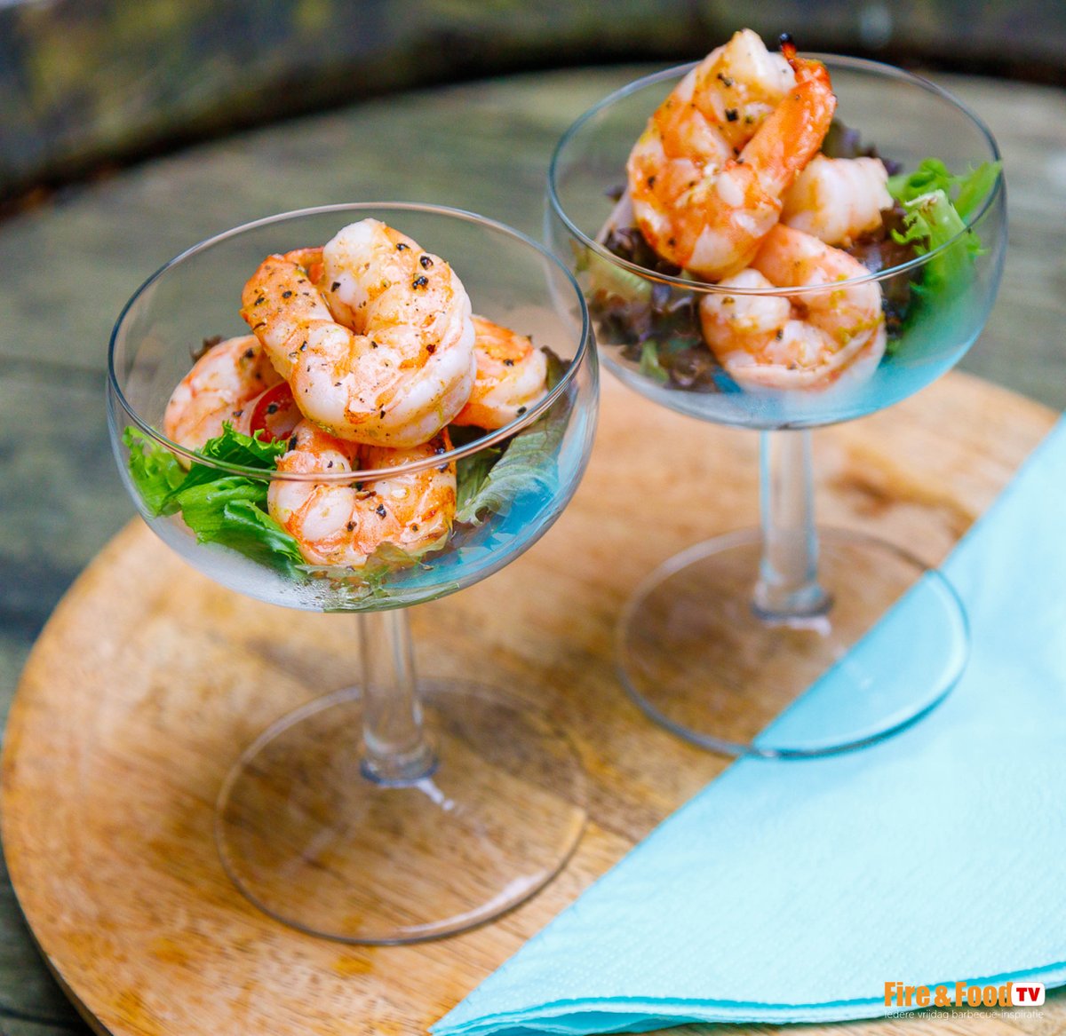 Cheers op het weekend 🍸met deze heerlijke Margaritha garnalen! Hoe heeft Bastiaan dit gemaakt? Kijk dan snel naar onze nieuwe bbq-video waar Bastiaan deze speciale garnalen grilt op de bbq van @napoleongourmetgrillsholland -> youtu.be/fbEaKBLeT4s