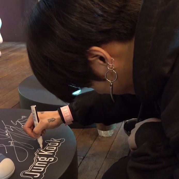 stvrkyuvi's tweet photo. #taekookau where— https://t.co/WPfVej4Phz