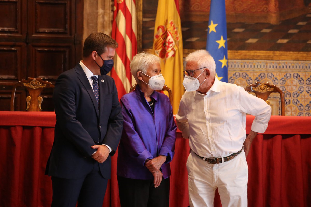 Musica_Vella's tweet photo. Hui, la nostra representant, Paqui Lorca, acudeix a la constitució del Patronat de la Fundació Raimon i Annalisa a Santa Clara (12.00h). La Vella forma part del Patronat per decisió de Raimon i Annalisa, @FSMCV @CESociedadesM (foto: Estudi Federico) https://t.co/YIsPpXeSv2