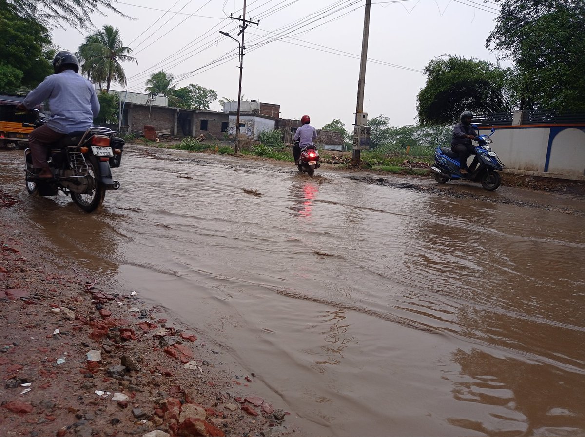MeMyselfRam's tweet photo. @TirunelveliCorp 
Location: Thachanallur.. Sankarankovil Road https://t.co/VL2eAA15Vv