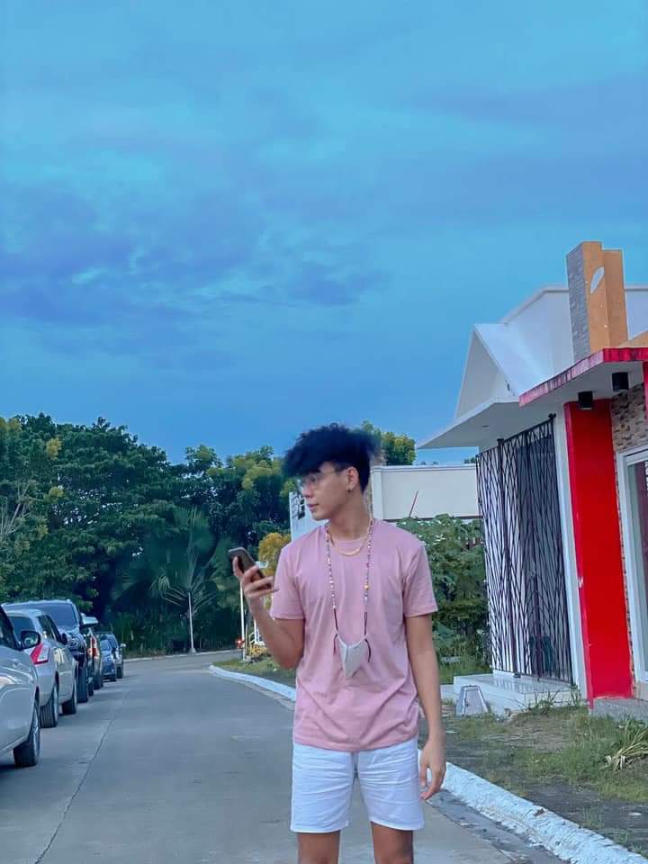 2014maling's tweet photo. Back to ibon is real 

fRIDEy WITH KYRON
@notkyron https://t.co/YBKKMXEjA0