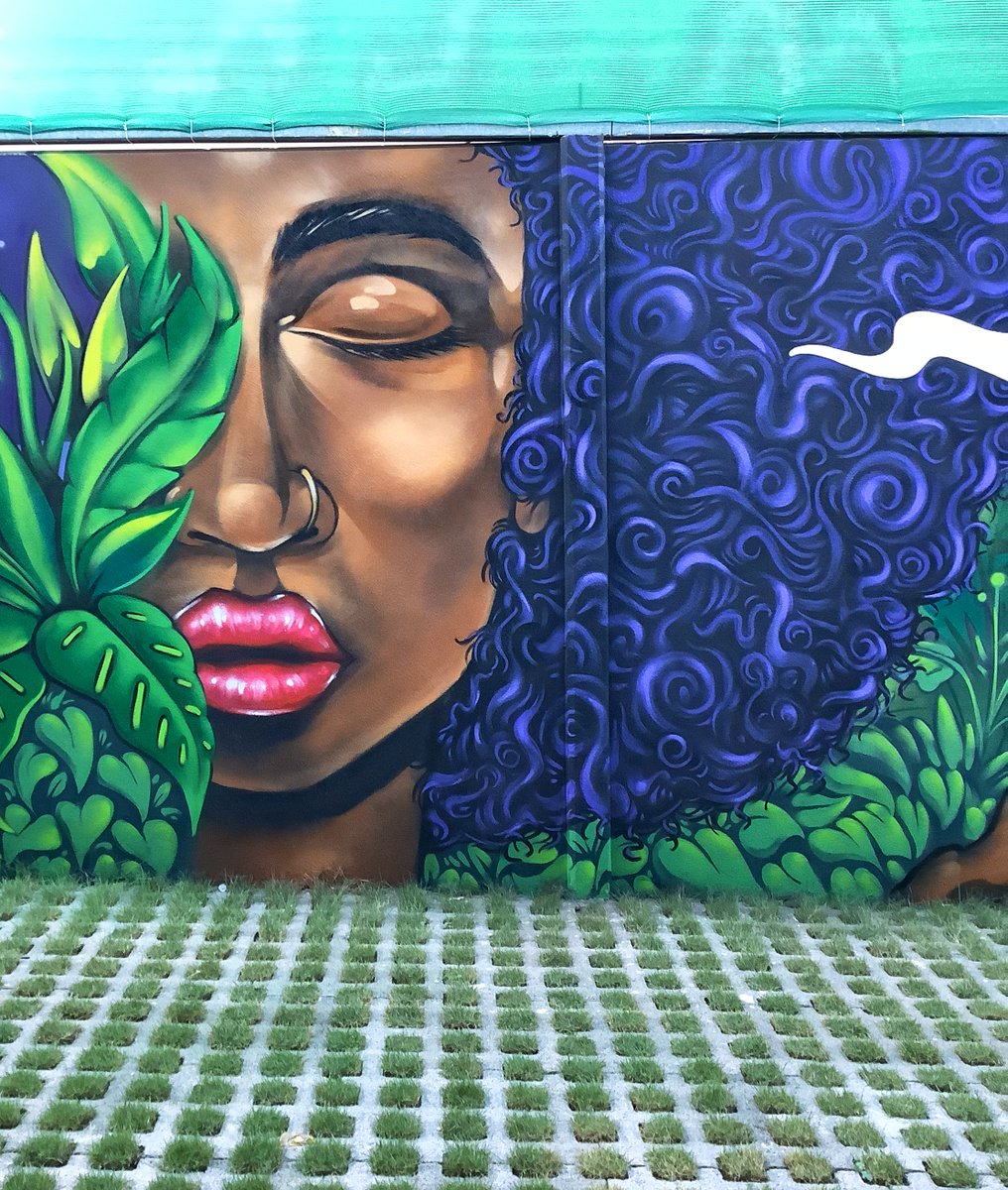 Latin Afro Girl.

Wall in process...

#mushgps
#costagraff
#fungicolors
#spraypaintart
#latinoamericanart
#artelatino
#spraymural
#spraycanart