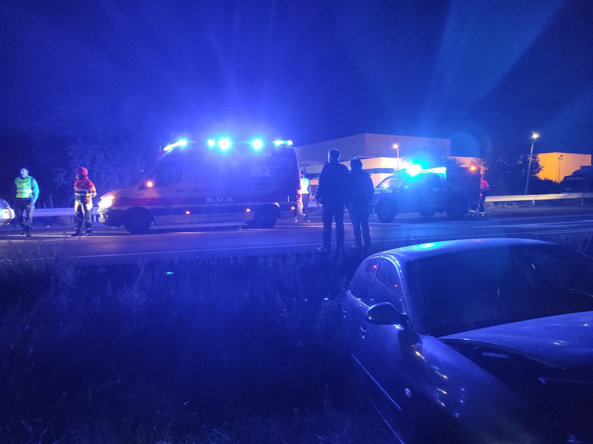 PCivilVelilla's tweet photo. Nos activa @PoliciaVelilla por accidente de trafico en M-208 sentido entrada a Velilla de San Antonio.
Atendemos a dos heridos de caracter leve, mujer de 39 años y hombre de 46 años.
Quedan ambos pendientes de evolucion.
Se encuentra en el lugar @guardiacivil #gctrafico https://t.co/MRyFCtiE4h