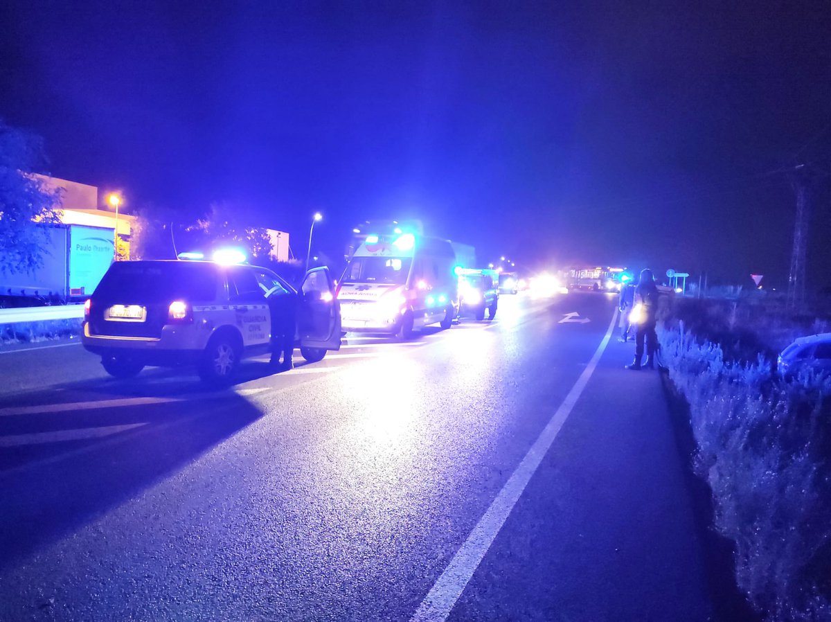 PCivilVelilla's tweet photo. Nos activa @PoliciaVelilla por accidente de trafico en M-208 sentido entrada a Velilla de San Antonio.
Atendemos a dos heridos de caracter leve, mujer de 39 años y hombre de 46 años.
Quedan ambos pendientes de evolucion.
Se encuentra en el lugar @guardiacivil #gctrafico https://t.co/MRyFCtiE4h