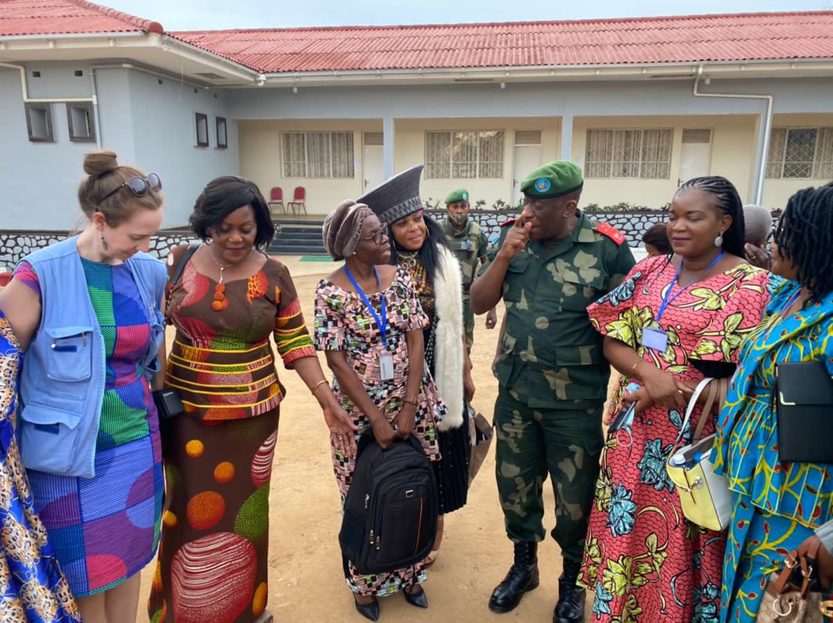 AwaNdiayeSeck1's tweet photo. Illustration: In DRC, national @FemmesLeadeRdc traveled 1800 km from Kinshasa to #Bunia on SOLIDARITY mission with @provinceituri &amp; local women leaders. Together, they met provincial authorities and discuss their contribution to more social cohesion @ONUFemmesRDC proud to support https://t.co/KIVqAucR7P