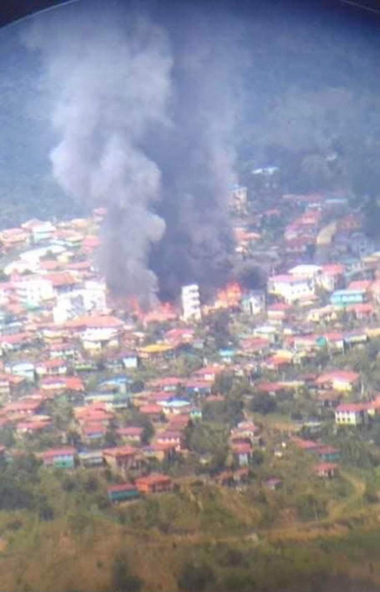 #MyanmarMilitaryTerrorists fired rocket-propelled grenade in the middle of Chin's Thantlang, causing massive fire. At least 8 homes have been completely destroyed by the fire.   #Oct29Coup #WarCrimesOfJunta #WhatsHappeningInMyanmar https://t.co/xynh3ps8nq
