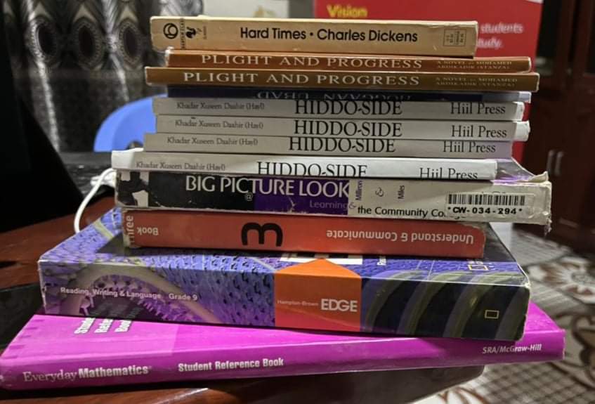 SanaagLibrary's tweet photo. Maxammed jaamac daahir ayaa maktabadda ugu deeqay buugaag cusub. Bahda maktabadda oo isku duuban waxay uga mahadcelinaysaa Jaamac ka qayb qaadashadiisa.

#maktabaddasanaagugudeeqbuugaag https://t.co/MkycYX0hFQ