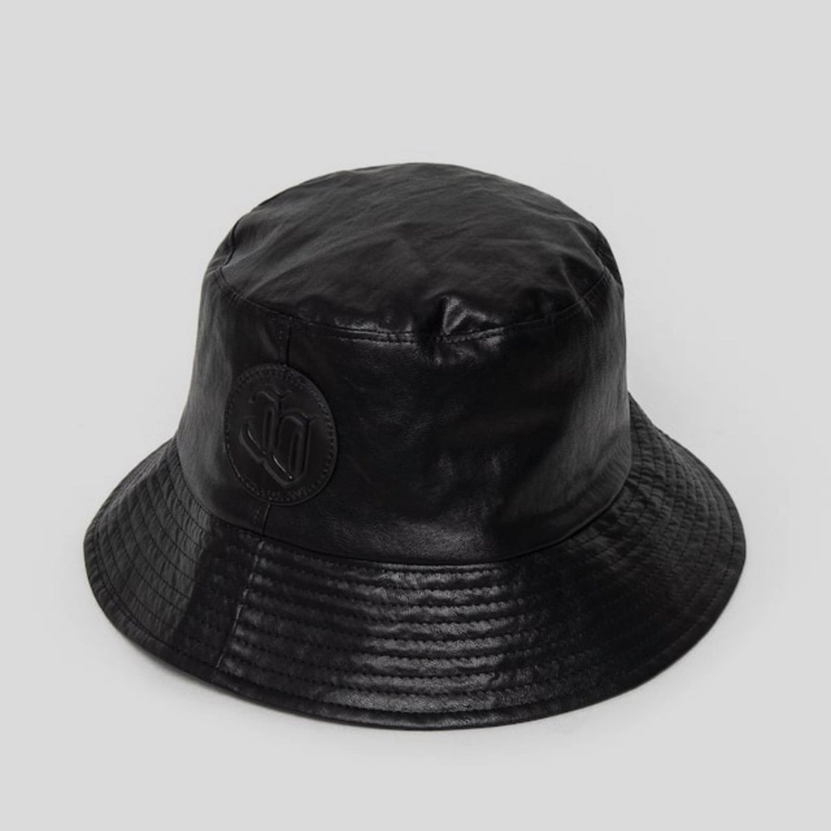 Haechan_Closet's tweet photo. *모자
준지 Junn.J
블랙 에�� 레더 패치 버킷햇
판매가 218,500원

*가방
프라다 PRADA
리나일론 및 가죽 백팩
판매가 1,980,000원
#해찬이의옷장 https://t.co/aYqB785HZ6