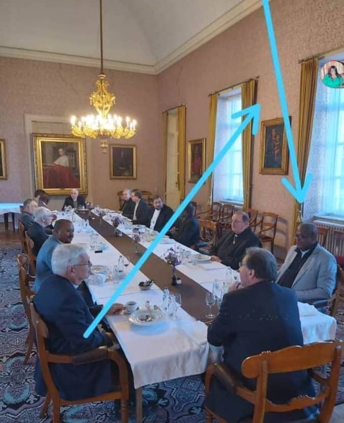 le_sage96's tweet photo. L'homme en face de #SHOLE c'est celui qui fut modérateur en Suisse lors de la création de la @coalitionlamuka qui représente Glencore une des multinationales qui exploitent l'or , cobalt, cuivre ...ils sont ici avec #UTEMBI , #ERIC_SENGA , tirez vous même les conclusions. https://t.co/MKIO9dpc61