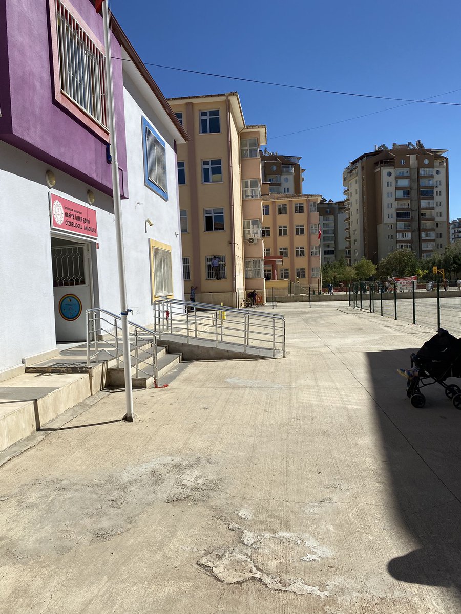 brainsciencetr's tweet photo. Hollanda’dayken en sevdiğim şeylerden biri yeğenimi kreşe bırakmaktı. bahçesi bile harika yerlerdi.
Bi de buradaki yeğenimi bırakayım dedim;
Bir kreş nasıl bu kadar çocukfobik olabilir?
anaokulunun bahçesine neden insan beton döker?
Oradakiler kreşse bizimkiler hapishane resmen https://t.co/uaZa7Ze0oI
