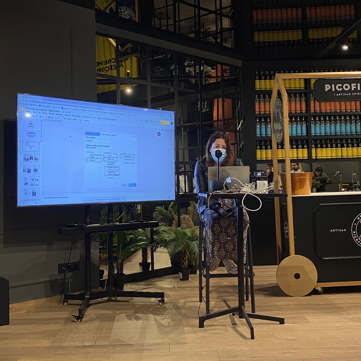 neozink's tweet photo. ¡Viernes de #NeoSchool! 🧑🏻‍🏫

@alejandraegea nos cuenta cómo hacer publicidad en redes sociales. 🙌
 
Buena forma de empezar este día prepuente 🤓😜 https://t.co/kbw9F72UxP