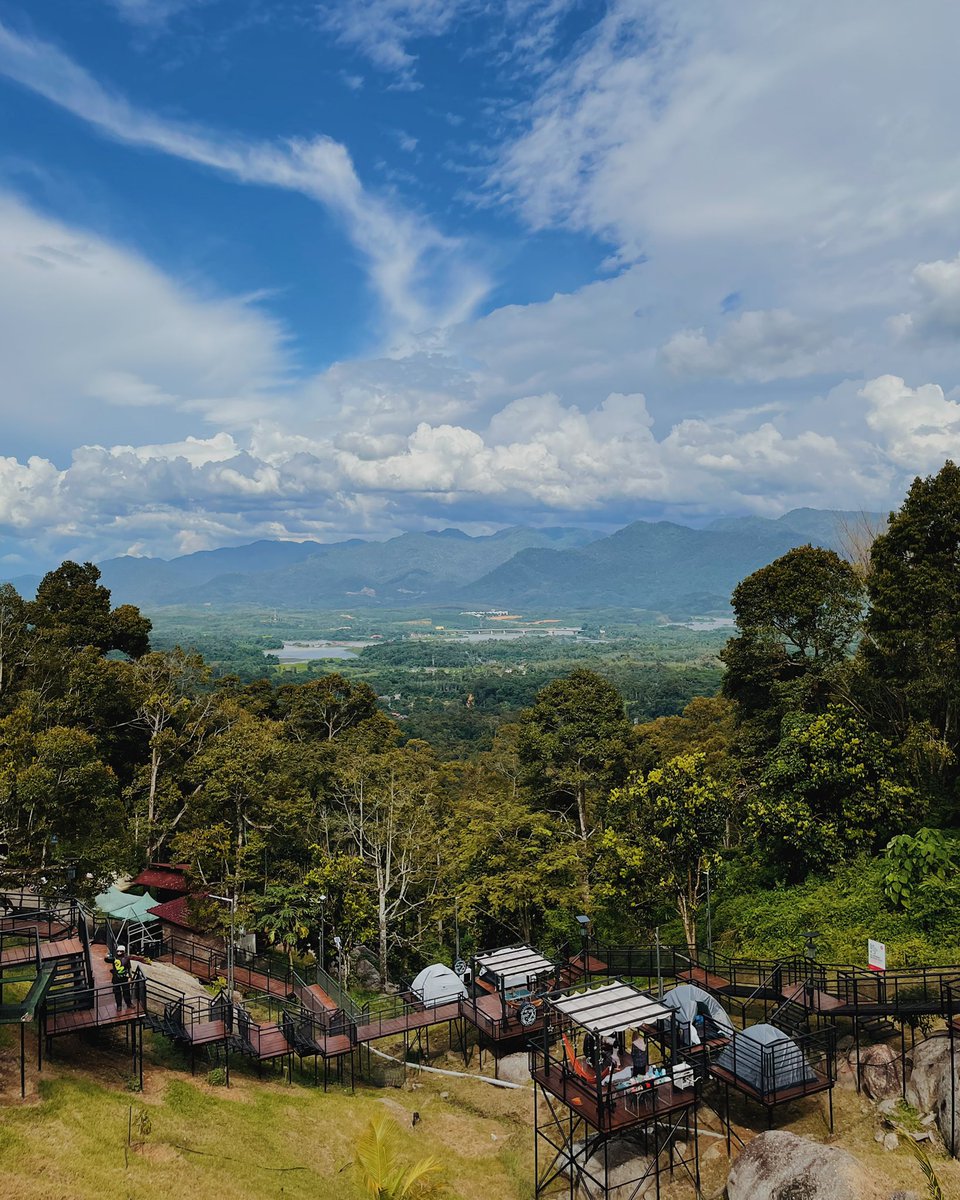 mohdiirfan's tweet photo. Fuh aku yang orang perak ni pun baru tahu wujud port glamping ni dekat sini. Kalau korang datang bercuti perak boleh lah search Kuak Hill Resort. Harga starting RM200 je tau untuk 4 pax, totally worth it. 💯 https://t.co/P2I65H2DSw
