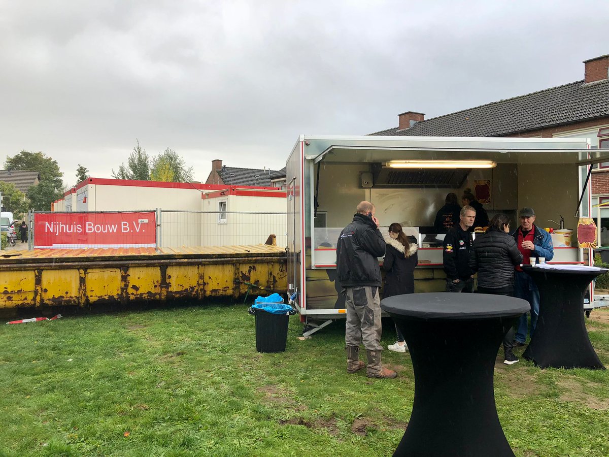 Nijhuis_Bouw's tweet photo. De vaart zit er goed in bij de Bloemenbuurt in Didam. Bewoners en vaklieden waren vorige week uitgenodigd om samen een hapje te komen eten. Zoals je ziet een gezellige ontmoeting met gelukkig droog. We verwachten het project met kerst af te ronden. #Didam #gezelligheid #Enschede https://t.co/EY0RxYuHDX