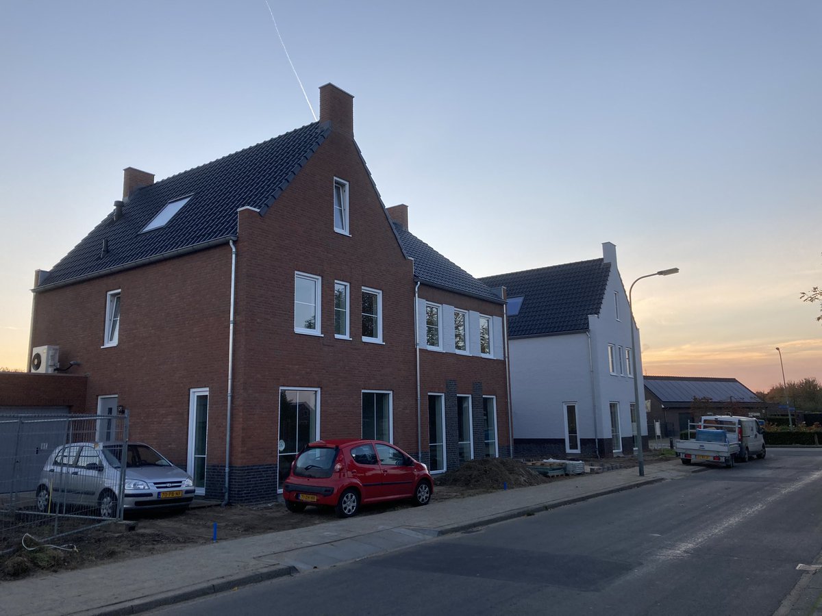 Chiel_mobiel's tweet photo. Tevreden kopers en opdrachtgevers na een super mooi project! Dank aan alle partners voor de fijne samenwerking aan de 17 woningen Korenhuys en de 24 zorg-appartementen voor PSW @BouwmijJanssen https://t.co/TE2FVxLzTi