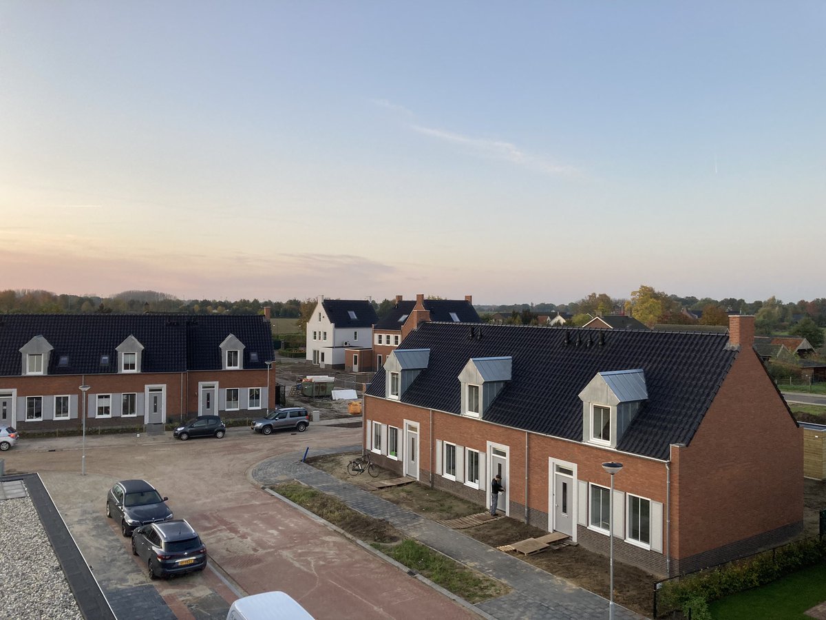 Chiel_mobiel's tweet photo. Tevreden kopers en opdrachtgevers na een super mooi project! Dank aan alle partners voor de fijne samenwerking aan de 17 woningen Korenhuys en de 24 zorg-appartementen voor PSW @BouwmijJanssen https://t.co/TE2FVxLzTi