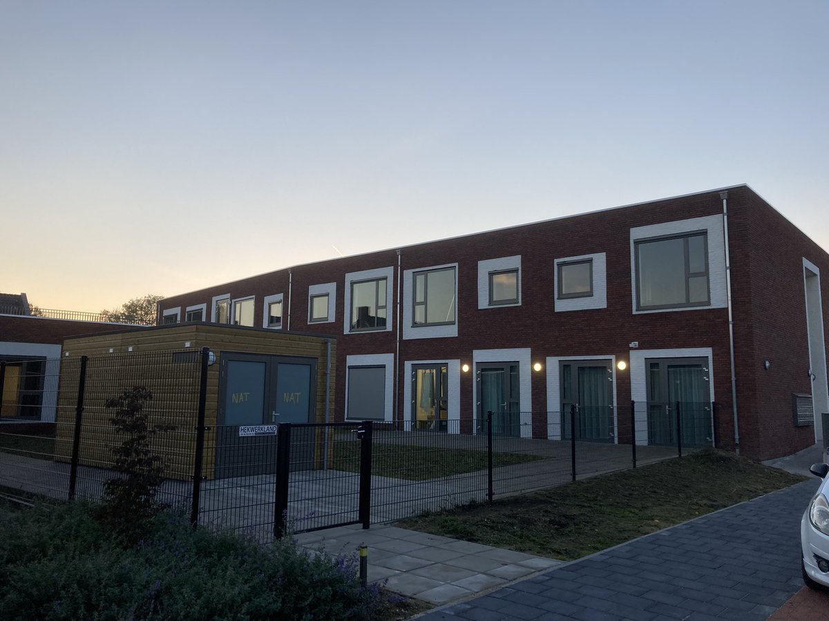 Chiel_mobiel's tweet photo. Tevreden kopers en opdrachtgevers na een super mooi project! Dank aan alle partners voor de fijne samenwerking aan de 17 woningen Korenhuys en de 24 zorg-appartementen voor PSW @BouwmijJanssen https://t.co/TE2FVxLzTi