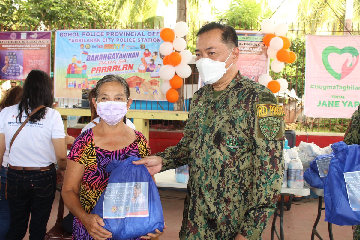 bppo_pro7's tweet photo. @RDPRO7 @rpcrd7pnp @bppo_pro7  The Regional Director of PRO7, PBGEN ROQUE EDUARDO DELA PEÑA VEGA, spearheaded during the conduct of DUTERTE Legacy: Barangayanihan Towards National Recovery held at Brgy. Bo-oy, Tagbilaran City,Bohol. https://t.co/TZAXL6r4Jt