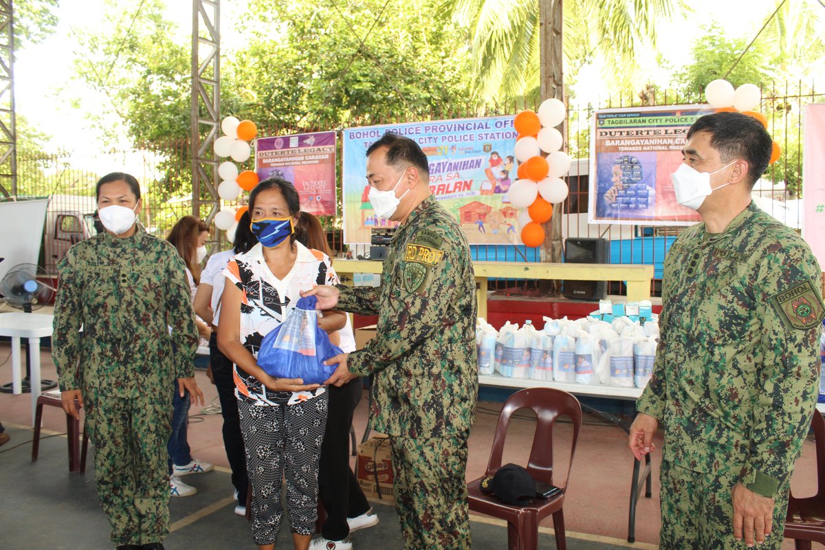 bppo_pro7's tweet photo. @RDPRO7 @rpcrd7pnp @bppo_pro7  The Regional Director of PRO7, PBGEN ROQUE EDUARDO DELA PEÑA VEGA, spearheaded during the conduct of DUTERTE Legacy: Barangayanihan Towards National Recovery held at Brgy. Bo-oy, Tagbilaran City,Bohol. https://t.co/TZAXL6r4Jt
