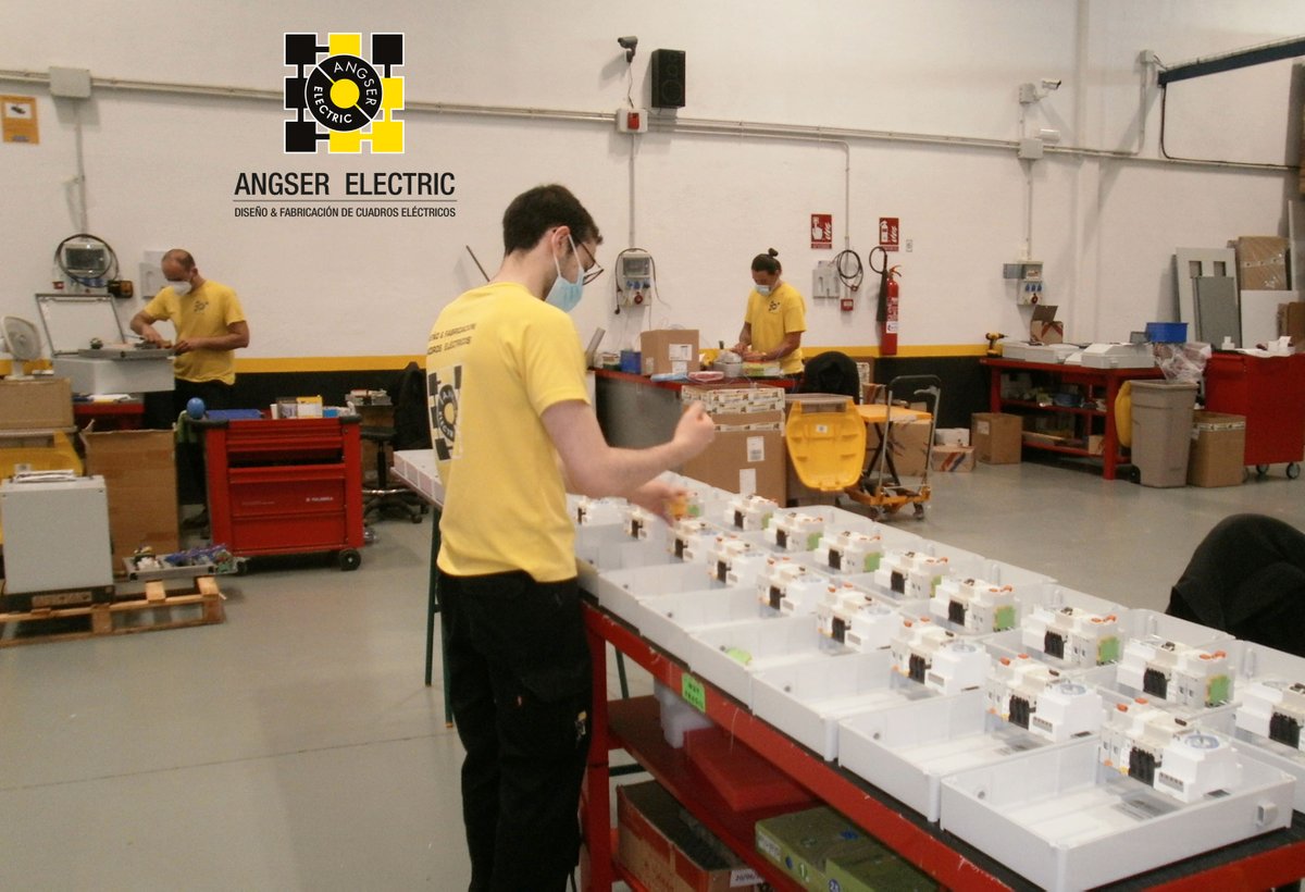 AngserElect's tweet photo. Una parte de nuestro taller a pleno rendimiento fabricando nuevos #cuadroseléctricos ⚡⚡💪👨🔧👌😀
#angserelectric #diseñoyfabricación #cuadroseléctricosamedida #visitanuestraweb https://t.co/9N5F3wdxVd