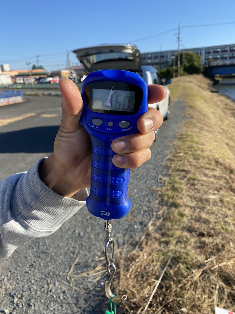 kousuke990730's tweet photo. 大江川で60センチ釣らせていただきました！！！
My大江川最高サイズもちろん更新です笑
ルアーはボトムアップのコスモにMPSセットしたスモラバです！
メジャーと測りを忘れてしまい、優しいお兄さんが貸してくれました！
ありがとうございました！
#大江川
#バス釣り
#ロクマル
#ボトムアップ https://t.co/syc2TcGmH0