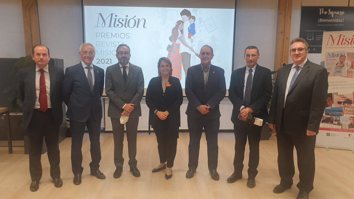 aaguilo's tweet photo. Ayer en los premios de la Revista Misión en reconocimiento a todos los padres, profesores y colegios de la #MareaNaranja por su defensa de la pluralidad en la enseñanza #MasPlurales @MasPlurales https://t.co/BzOfQanHsZ