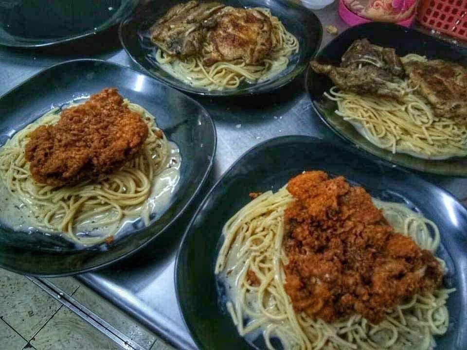 MalaysianFoods's tweet photo. Riuh Kitchen Open For Dine in!!

Fuh Western selonggok dia bagi. Padu teruk! 
Terliur tengok weh set Dulang dia hanya Bermula RM35 jerrrr,
boleh makan 4 orang!! Memang best Portion dia sangat besar Kenyang Sampai Ke Esokkkkkk.

Semua western dkt sini harga student je tau! Murah😋 https://t.co/ApvHBDIhE7