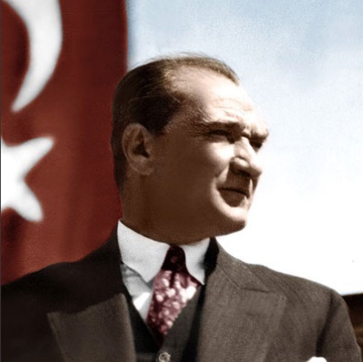 MotionBDigital's tweet photo. Aydınlık ve özgür bir geleceği bizlere armağan eden Başkomutan Mustafa Kemal Atatürk ve silah arkadaşlarını saygı, sevgi ve minnetle anıyoruz.

#MustafaKemalAtatürk #29Ekim #CumhuriyetBayramı #Atatürk #Cumhuriyet https://t.co/X8IuViyOZR
