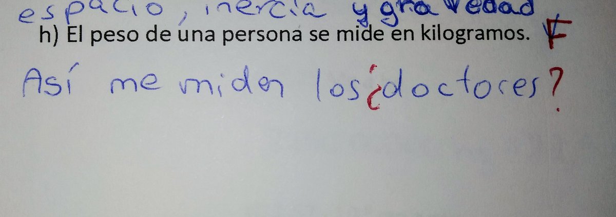 No entiendo ni el cómo ni el cuándo ni el por qué de esta respuesta. Bueno, en realidad puedo pensar que a este alumno le pesa en la consulta médica su doctor, pero ¿eso qué tiene que ver con física y química?