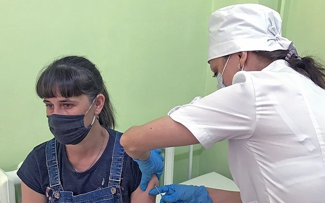 Объявленные нерабочие дни возымели свое действие – народ пошел вакцинироваться. В Ставропольской ЦРБ даже ввели запись для тольяттинцев через «Госуслуги», отдав приоритет жителям сёл. Сегодня пройти вакцинацию в ЦРБ сельчане могут в порядке живой очереди: vk.com/stavrgazeta?w=…