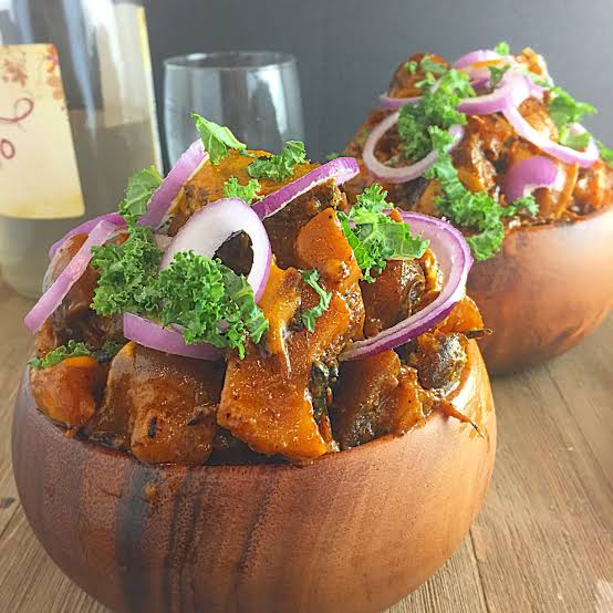 experiencing9ja's tweet photo. NKWOBI
Nkwobi is prepared from cow legs &amp; head, and is mostly a traditional dessert, adequately garnished with Utazi leaves and palm oil. 
It is usually eaten with a glass of palm wine, which is said to be the best drink to flush it down the belly.
#FoodFriday
#ExperiencingNaija https://t.co/jH4voEGISg