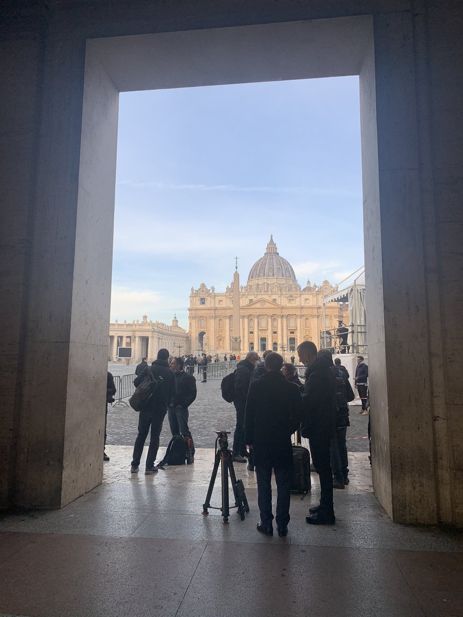 Sur la Via della Conciliazione à Rome, on se prépare pour le passage des présidents sud-coréen et américain qui doivent être reçus par le pape dans la matinée