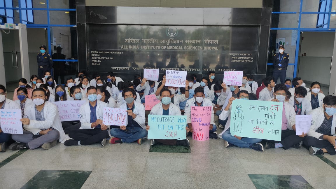 DebarikiK's tweet photo. Interns of AIIMS Bhopal are on indefinite strike as College administration hasn't issued  the payment of Incentive for COVID Duties from 17/4/21-9/6/21 which was earlier promised @DirectorAtAIIMS @MoHFW_INDIA @PMOIndia @mansukhmandviya
#nocompetentauthority 
#aiimsinternonstrike https://t.co/XC7g2873nz
