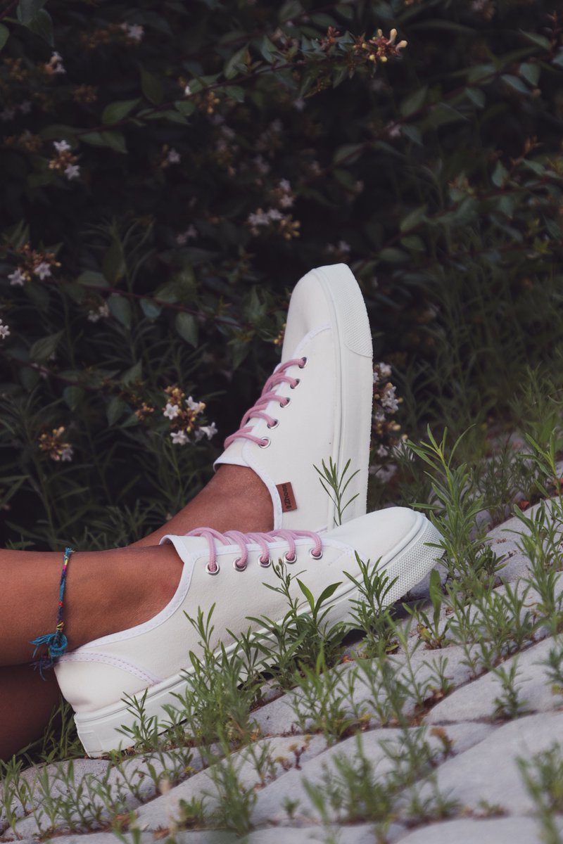 ZhoesBrand's tweet photo. Conocer los ritmos de la naturaleza y sincronizarnos con ellos ayuda a recibir esta época del año con alegría.
#calzadovegano #vegan #slow #slowfashion #calzadosostenible #modasostenible #slowlife #livingslow #zapatoscomodos #vidaslow #greenbrands #ecofriendly #hechasenespaña https://t.co/hsYDoVx7hF