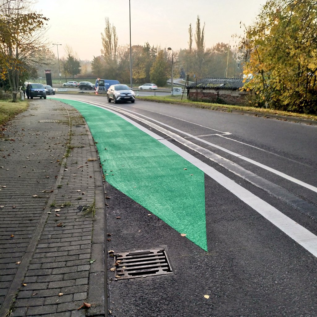radbezirk_mahe's tweet photo. Es grünt an der Auffahrt der #B1B5 zur #MärkischenAllee. Der Belag fühlt sich rauh an und wird bei Nässe vermutlich rutschig. Protektion wäre ein Beitrag zur Sicherheit, aber ... https://t.co/WjQxuzY7vt