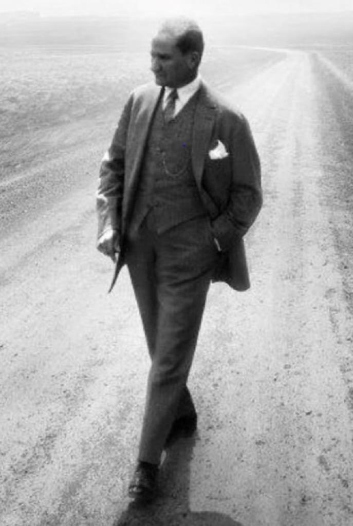 Biz aydınlığın, bağımsızlığın, özgürlüğün yoluna senin sayende çıktık. Bu yolda sonsuza kadar yürümeye devam edeceğiz.29 Ekim Cumhuriyet Bayramımız kutlu olsun.#atamizindeyiz