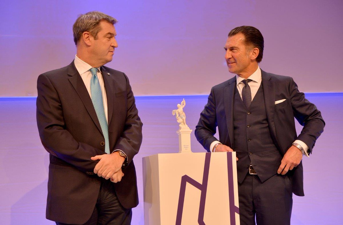 vdmb_print's tweet photo. Der Bayerische Printpreis wurde gestern Abend vergeben. Der Ehrenpreis wurde vom Bayerischen Ministerpräsidenten an Philipp Welte überreicht. Nicola Leibinger-Kammüller von @TRUMPF_News  hielt eine inspirierende und auch nachdenklich machende Rede zum "Wert des Gedruckten". https://t.co/6GYjHFH9JM
