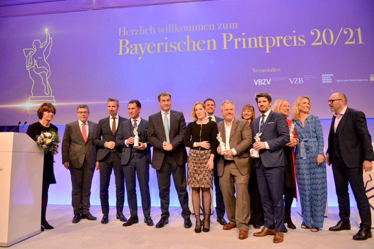 vdmb_print's tweet photo. Der Bayerische Printpreis wurde gestern Abend vergeben. Der Ehrenpreis wurde vom Bayerischen Ministerpräsidenten an Philipp Welte überreicht. Nicola Leibinger-Kammüller von @TRUMPF_News  hielt eine inspirierende und auch nachdenklich machende Rede zum "Wert des Gedruckten". https://t.co/6GYjHFH9JM