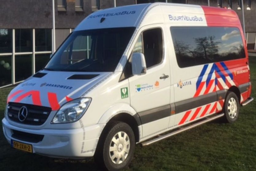 Op woensdag 3 november staat de "Buurtveiligbus" van 11 tot 12 uur weer op het Koningin Julianaplein in Den Hoorn.
Wilt u Wijkagent Cees Voogt spreken kom dan naar de "Buurtveiligbus.