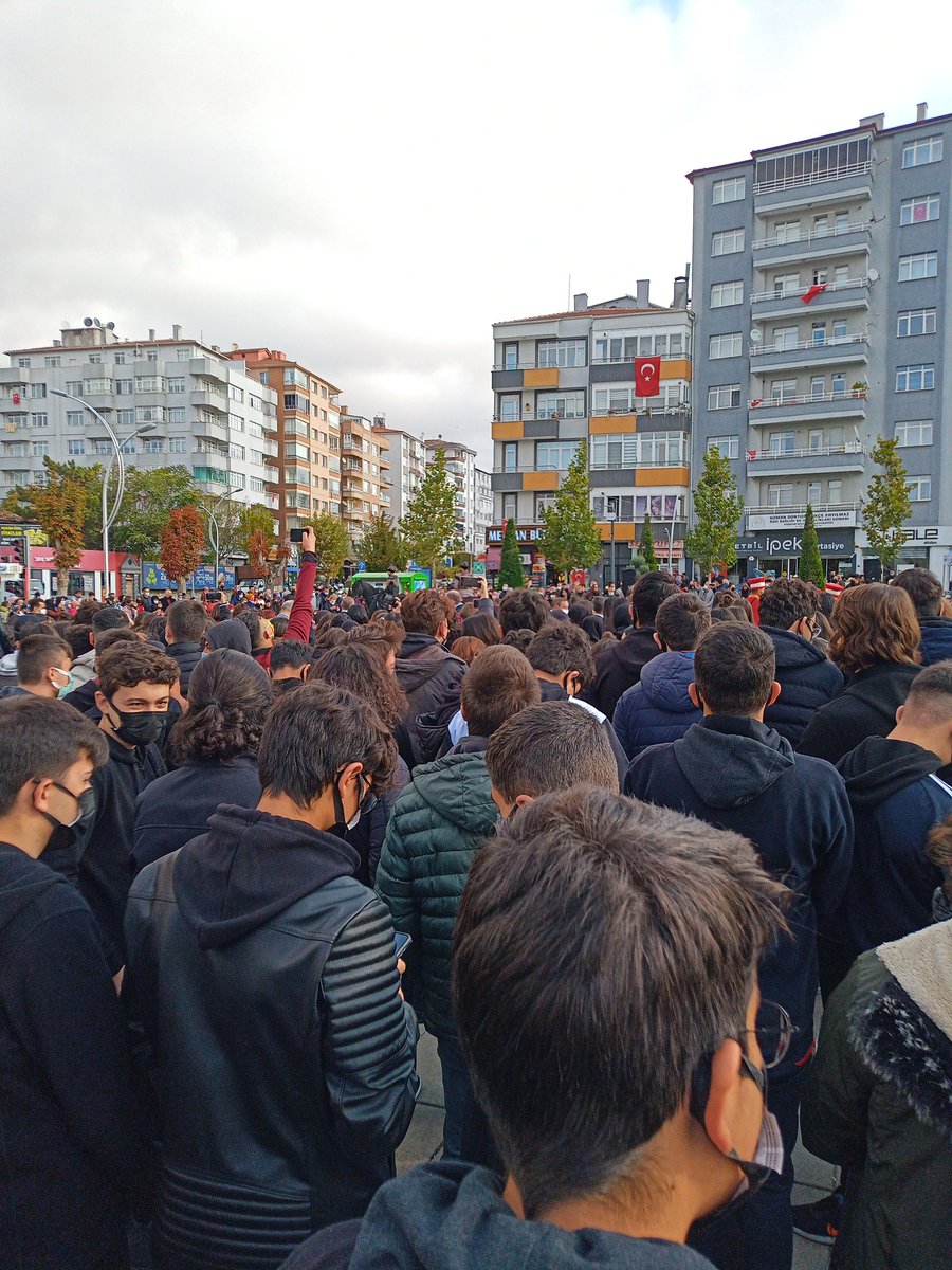 EZ_ReizZ's tweet photo. Zorla 29 Ekim gösterileri için meydana toplatıldık, sosyal mesafe 0! Hocalarımız gelmeyen arkadaşlara disiplin ve not kırma gibi şeylerle tehdit ediyor, sesimizi duyun! Aileme virüsü bulaştırmak korkusu beni bitiriyor!#EğitimSistemiÇöküyor https://t.co/hMkcj31gbF