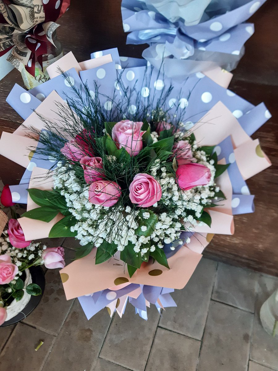 zare_entuzijast's tweet photo. #purpleandpinkroses #bouquetwithroses #paperwrapbouquet #roses #coolwaterroses #gypsophila #trefern #decoration #ribbons #babyroseribbons 💐🌹🎀💐🌹🎀💐🌹🎀 https://t.co/jxysoA8r26