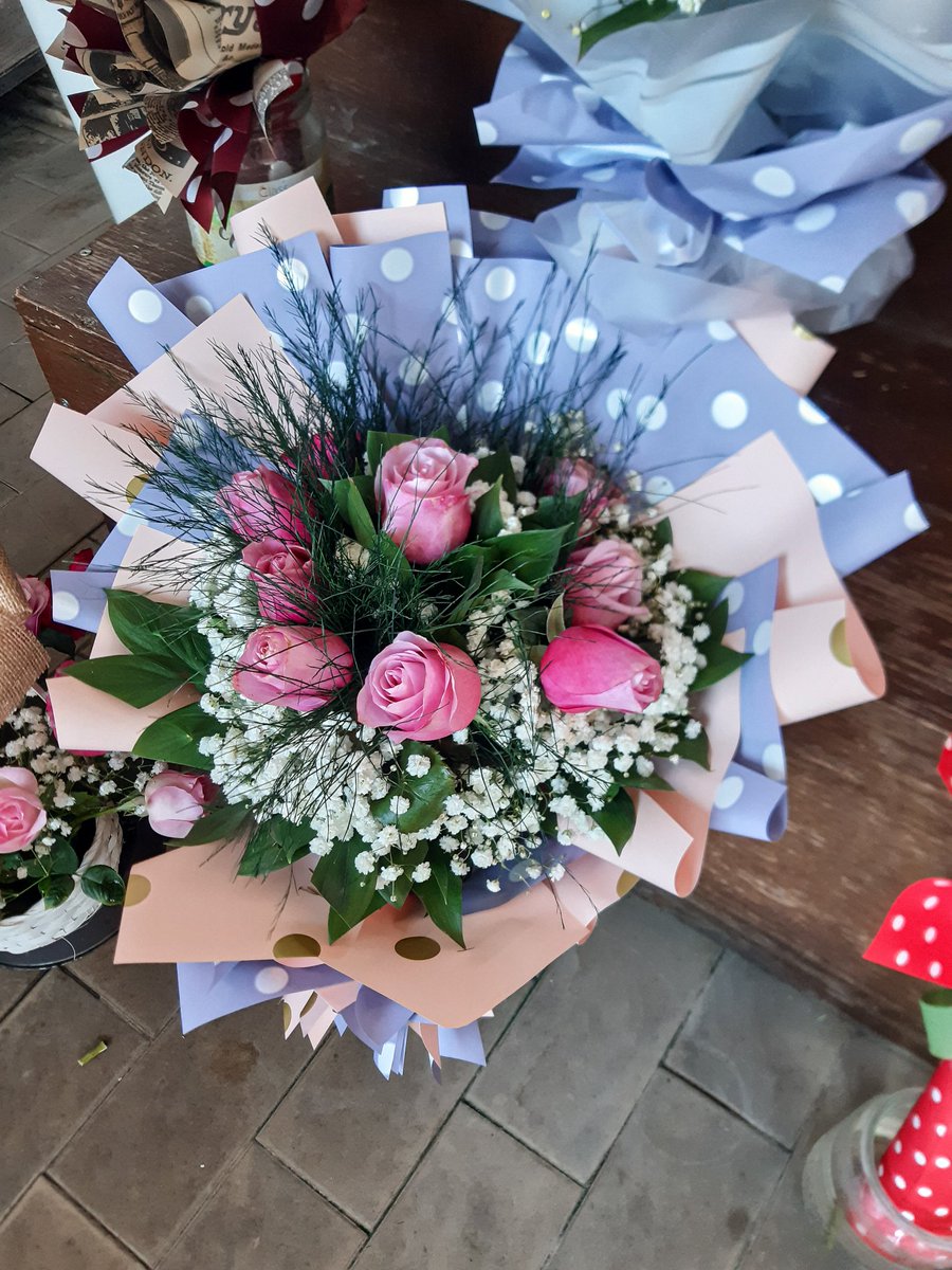 zare_entuzijast's tweet photo. #purpleandpinkroses #bouquetwithroses #paperwrapbouquet #roses #coolwaterroses #gypsophila #trefern #decoration #ribbons #babyroseribbons 💐🌹🎀💐🌹🎀💐🌹🎀 https://t.co/jxysoA8r26