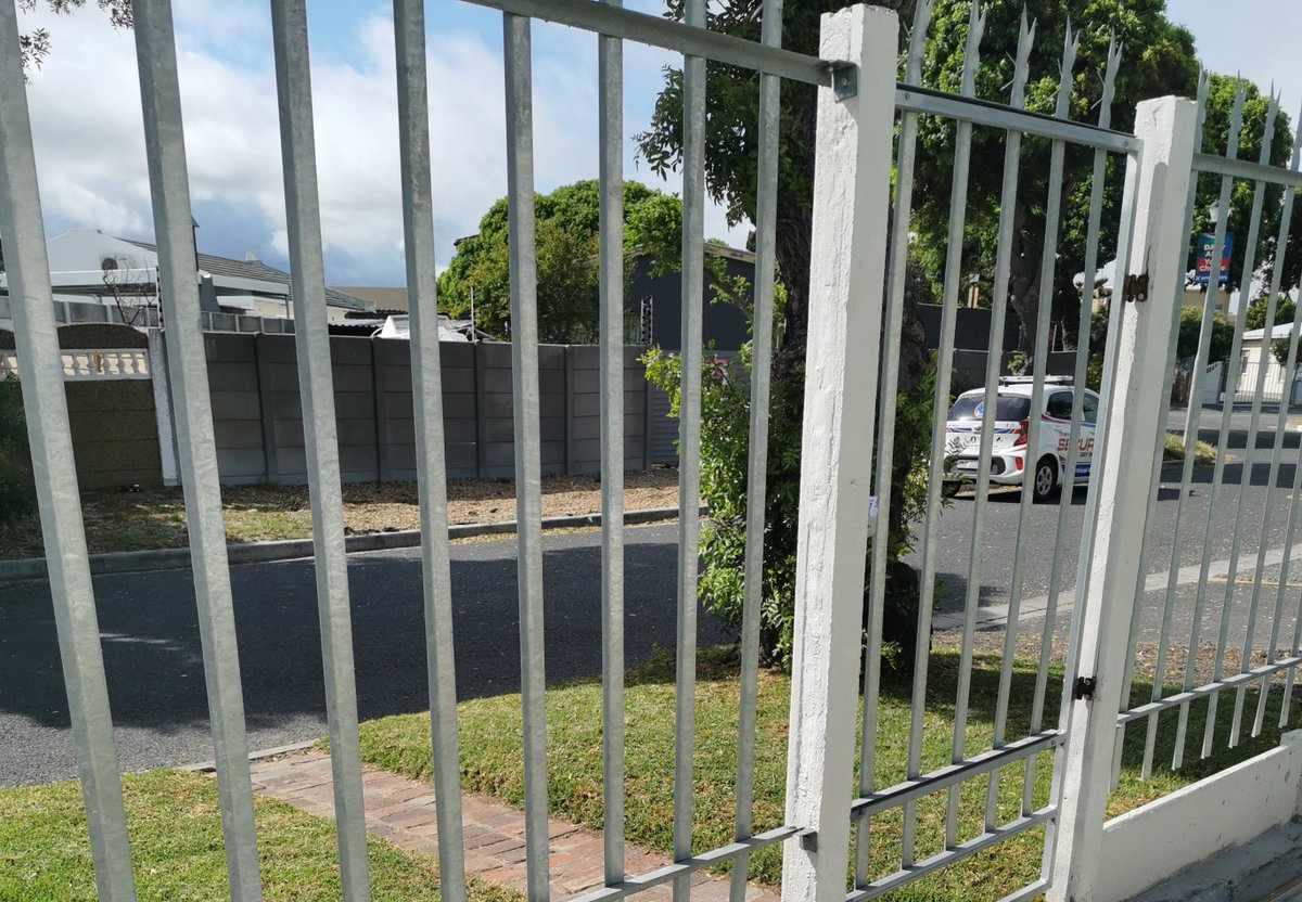 MisterFlak's tweet photo. I created a seperate wifi guest channel on my router and gave it 20mbps speed, gave the password to all the local security companies.
Now they sit outside all day.
#freesecurity https://t.co/PacDrqSZ1O