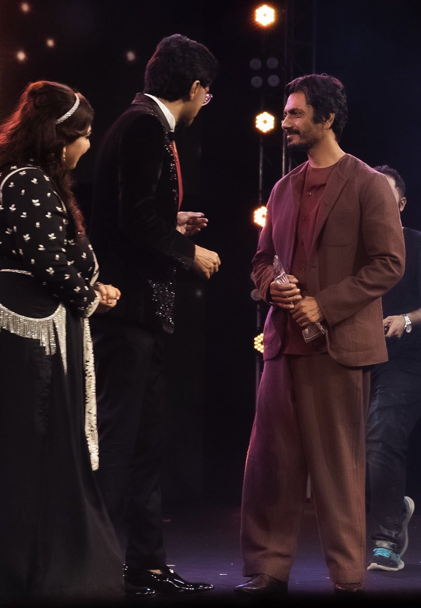Nawazuddin_S's tweet photo. It was an amazing experience to get the trophy for #ExcellenceInCinema in front of the vibrant and super energetic people of UAE
Thank You @filmfareme #RizwanSajan #AnisSajan @manjuramanan &amp; Team
#FilmfareAchieversNight https://t.co/Ch0uCwpcVM