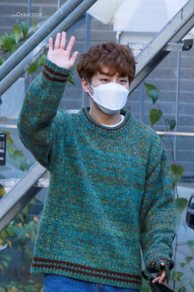fructose0499's tweet photo. 211028 라디오 퇴근 
👋🏻👋🏻👋🏻
#시우민 #XIUMIN https://t.co/0UGJeK94TT