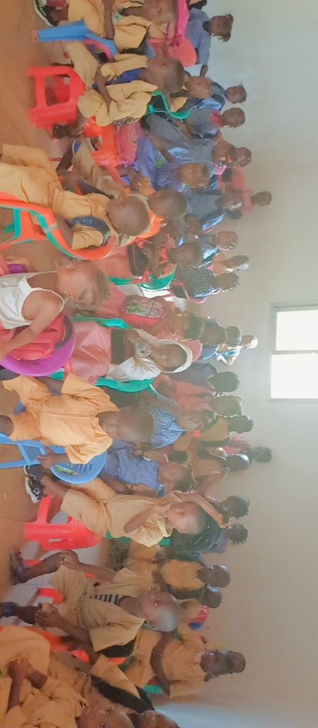 BahMari61089802's tweet photo. A l’occasion de la rentrée scolaire 2021-2022 le Club des Jeunes pour la Promotion de l’Education à fait un don de fournitures scolaires aux élèves de l’école ( Elhadj Ismael Gassim Soumah ) située à coyah. Nous remercions les encadreurs de ladite école pour l’accueil . https://t.co/7P5wOGMSTW