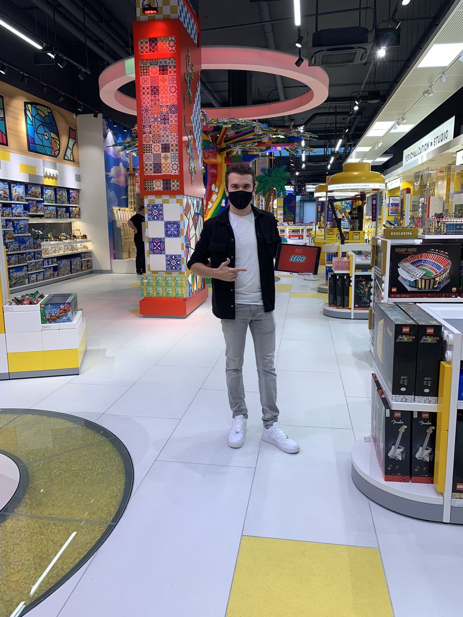 soytecnomago's tweet photo. 😮 La Tecnomagia llega a LEGO 

Hoy he actuado para una de mis marcas favoritas. Y qué mejor ocasión que la inauguración de su nueva flagship en Barcelona (Paseo de Gracia). 

Tecnología, Creatividad y Emoción en cada rincón. ¡No te la pierdas!

#eventos #tecnologia @LEGO_Group https://t.co/2VyxGbqbLx
